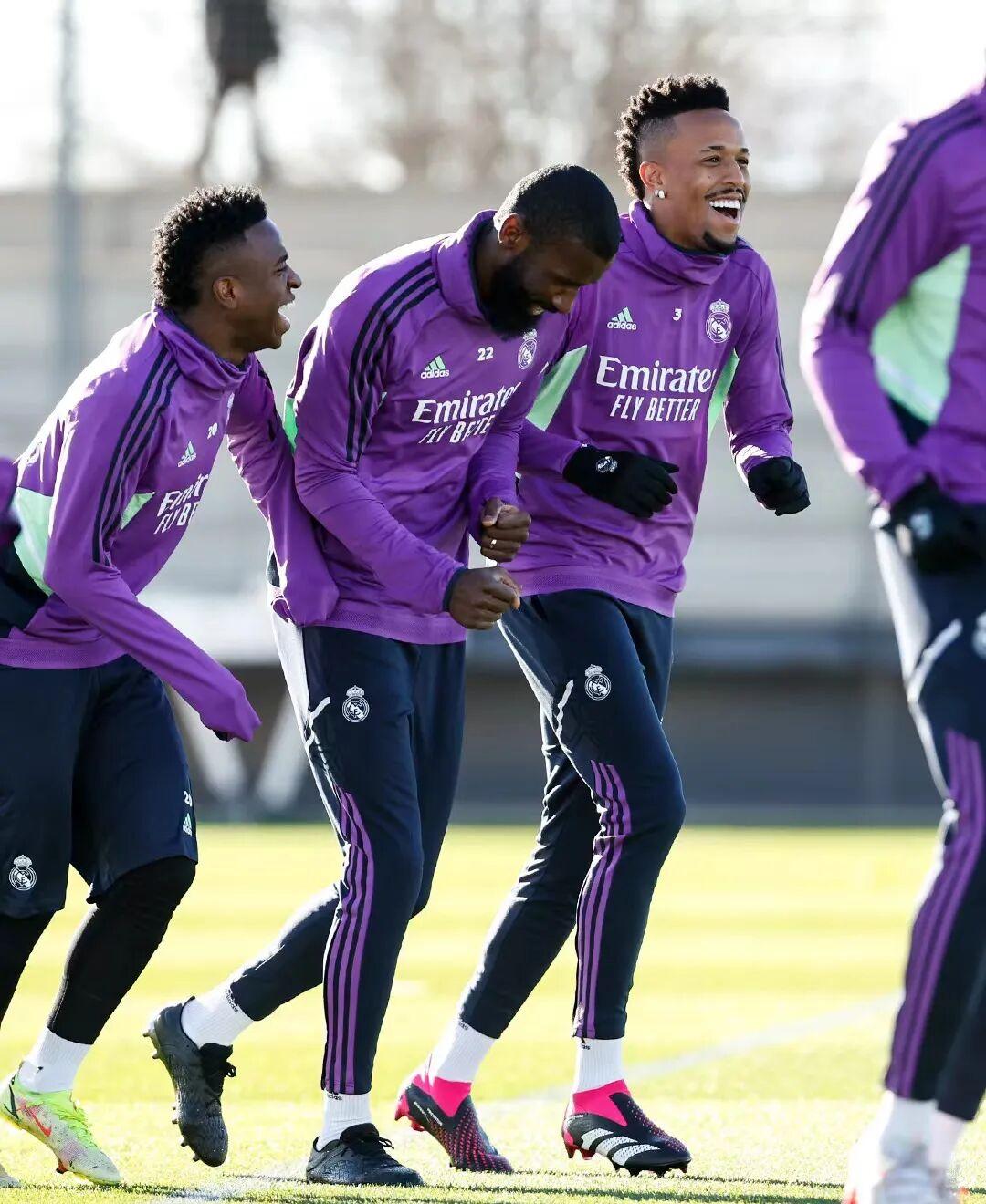 包含惊险逆转！塞维利亚战胜比利亚雷尔的词条